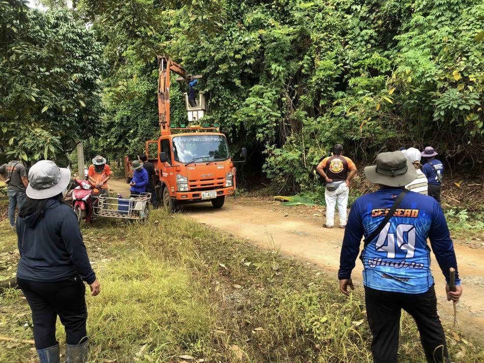 ตัดกิ่งไม้ที่กีดขวางการจราจรบริเวณริมทางตามคำร้อง ในพื้นที่หมู่ที่ 4 บ้านสีเสียด